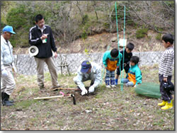 伊賀森林組合による植林作業指導