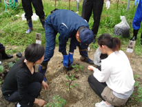 【活動風景】松山さんの説明を熱心に聞きながら、全員が協力して作業を行いました。