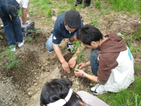 【活動風景】松山さんの説明を熱心に聞きながら、全員が協力して作業を行いました。