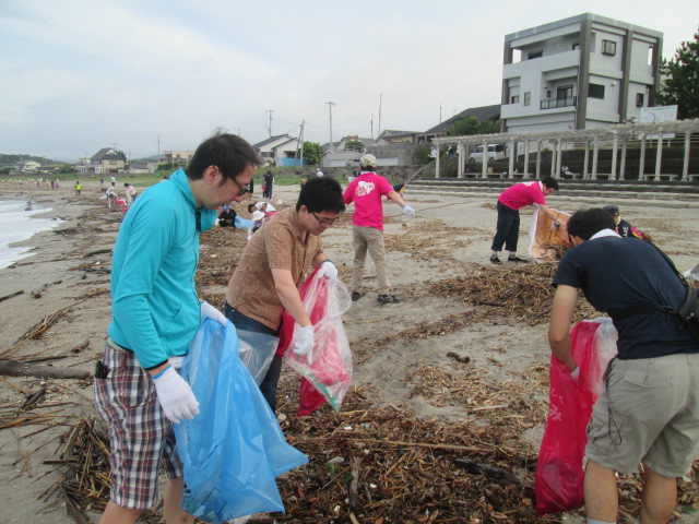 照島海岸のボランティア清掃に参加（鹿児島工場）