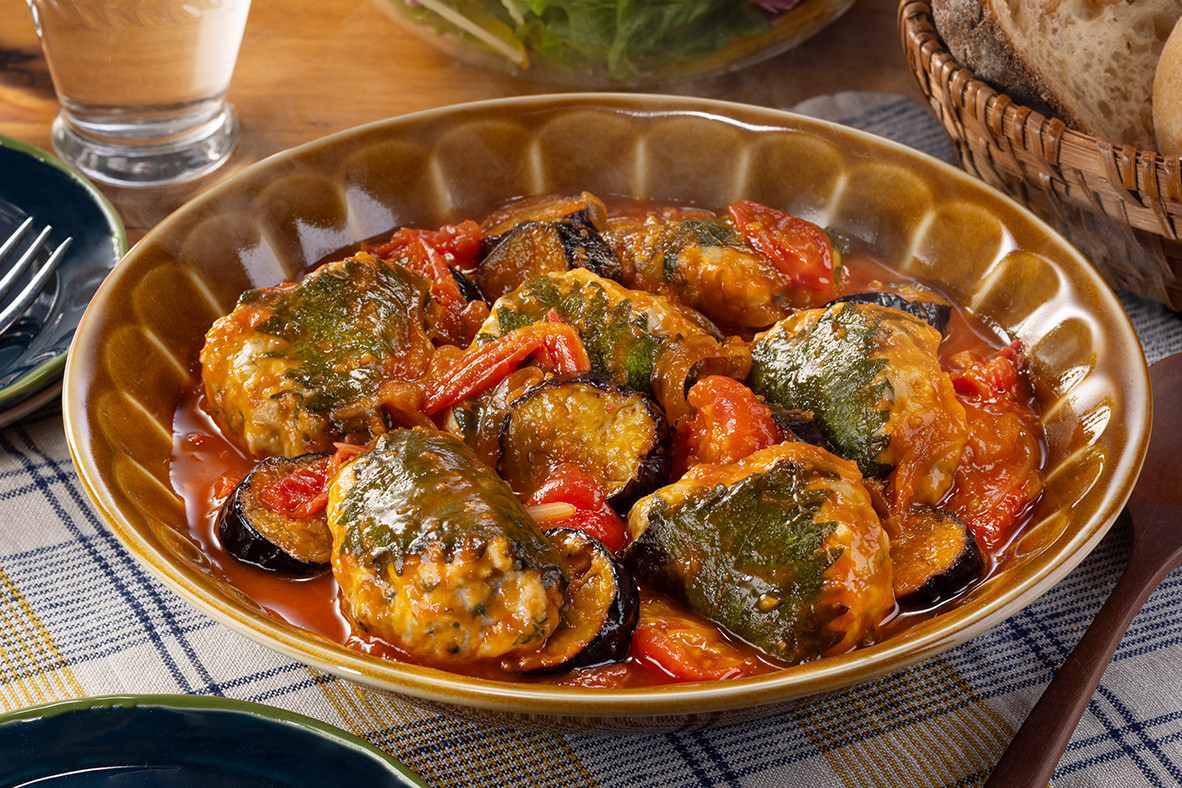 大葉で巻いた鶏つくねとなすのトマト煮込み