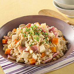 ベーコンと根菜の具だくさん炊き込みごはん