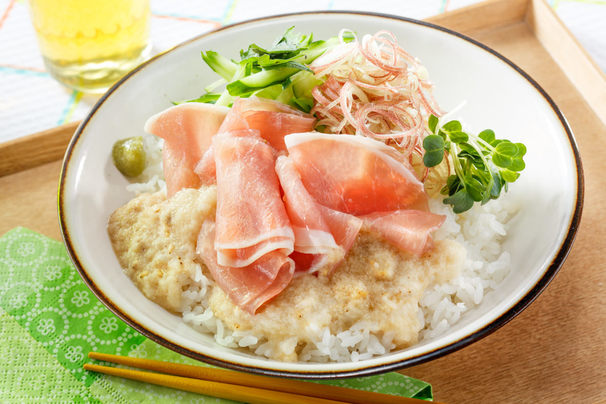 生ハムと夏野菜のぶっかけとろろ丼