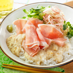生ハムと夏野菜のぶっかけとろろ丼