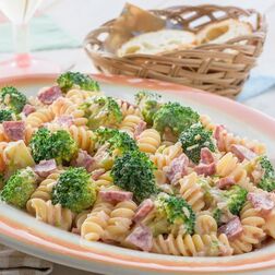 カルパスとブロッコリーのパスタサラダ