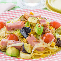レンジで簡単！夏野菜のコンソメパスタ