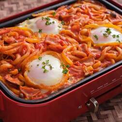 ホットプレートで半熟卵とトマトの煮込みうどん