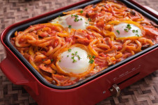ホットプレートで半熟卵とトマトの煮込みうどん
