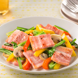 厚切りベーコンと小松菜・パプリカの炒め物