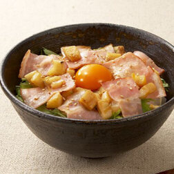 ベーコンとれんこんのごま照り丼