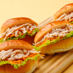 サラダチキンとにんじんのカラフルプチサンド