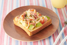ビタミンたっぷり！アボカドベーコンのマヨチーズトースト