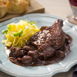 鶏肉の赤ワイン煮