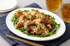 炭火焼骨付きチキンのこしょう蒸し
