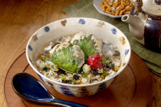 大葉で巻いた鶏つくねの梅茶漬け