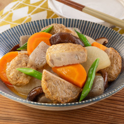 鶏肉で作ったさつま揚げ風と大根の煮物