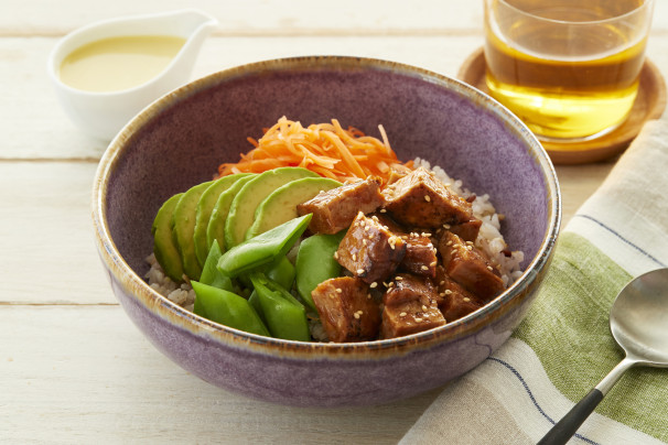 直火焼ハンバーグのポキ丼風