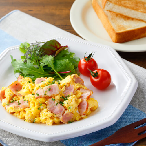 レンジで簡単♪たっぷりベーコンのスクランブルエッグ