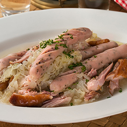 スモークチキン・ウインナーと酢漬けキャベツの煮込み