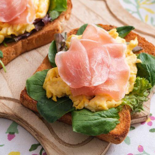 生ハムとふわふわオムレツのっけトースト