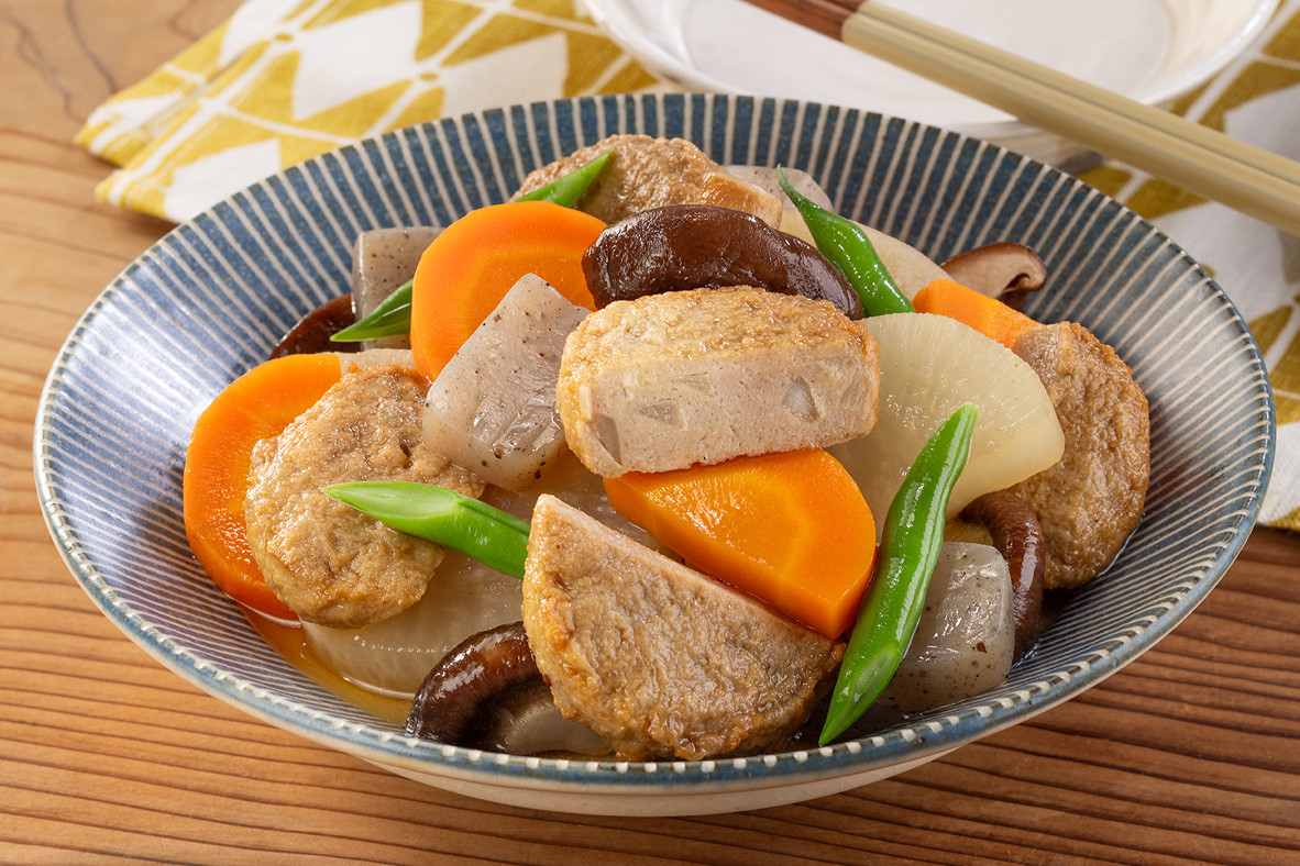 鶏肉で作ったさつま揚げ風と大根の煮物