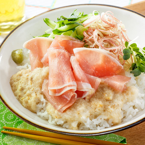 生ハムと夏野菜のぶっかけとろろ丼