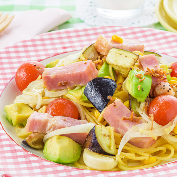 レンジで簡単！夏野菜のコンソメパスタ