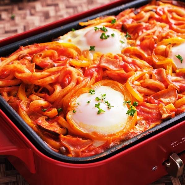 ホットプレートで半熟卵とトマトの煮込みうどん