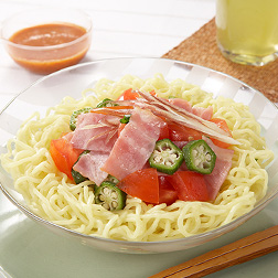 ベーコンとトマトのジャージャー麺