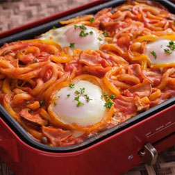 ホットプレートで半熟卵とトマトの煮込みうどん