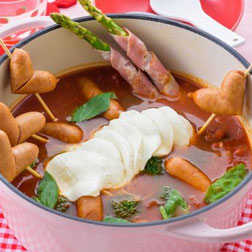 ホットプレートで半熟卵とトマトの煮込みうどん