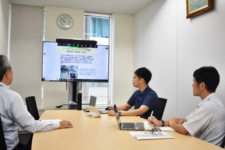 アニマルウェルフェアに関する研修を受講している従業員の写真