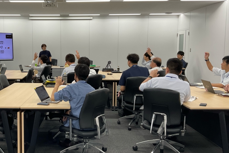 アニマルウェルフェアに関する研修を受講している従業員の写真