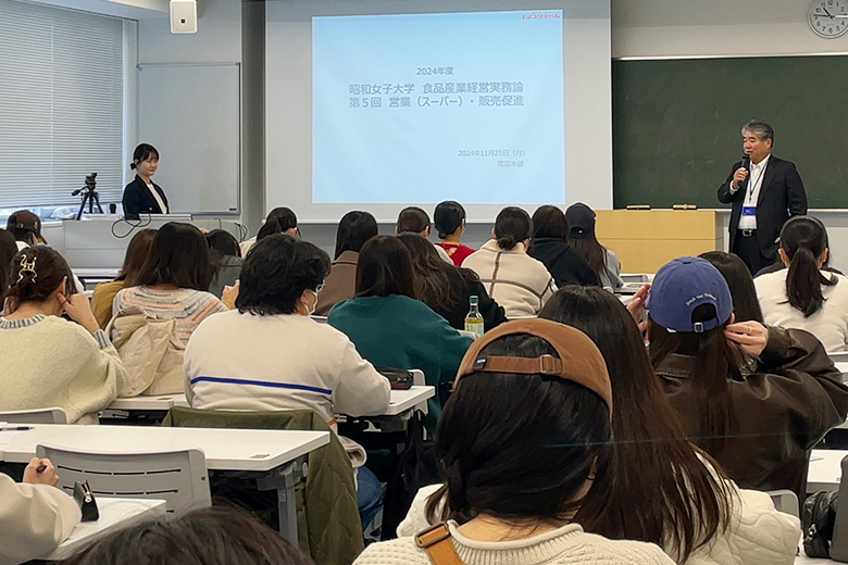 千葉社長が昭和女子大学で講義をしている写真